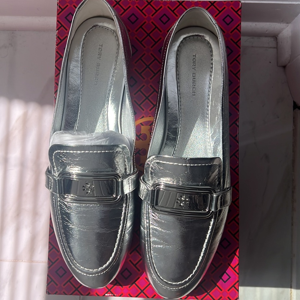 Tory Burch NWOT Georgia Loafer Sz 9 Silver Metallic Leather